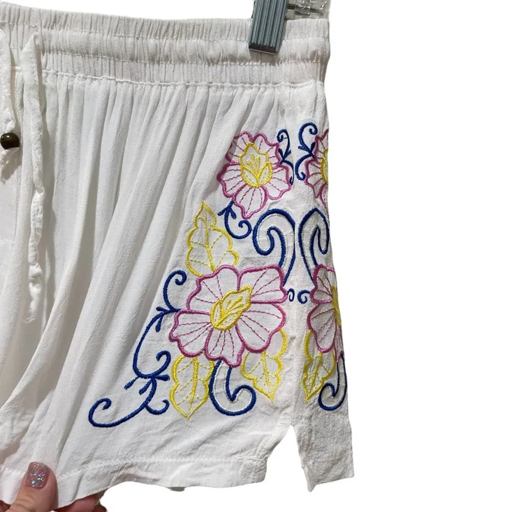 LF Dream State Floral Shorts White Size Medium - Image 2