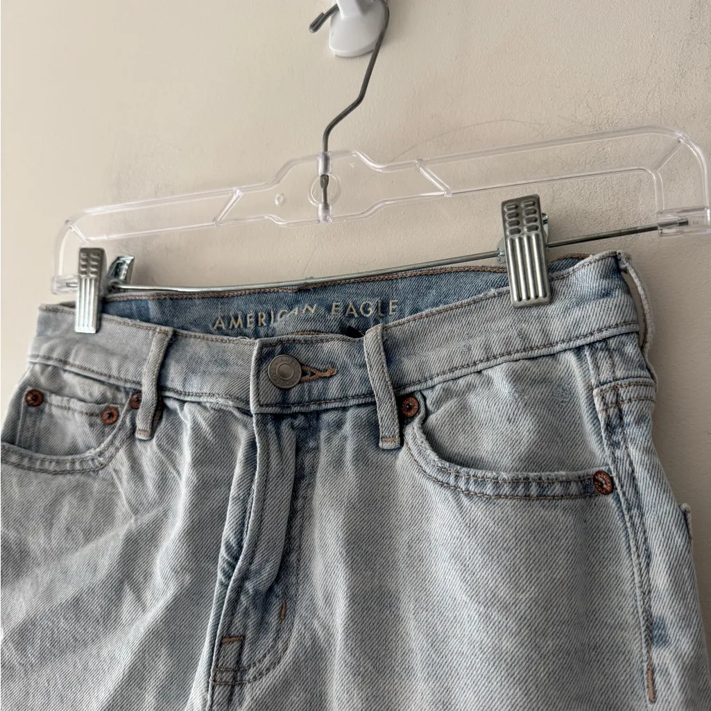 American Eagle Strigid Relaxed Short Light Wash Super High Rise - Image 2