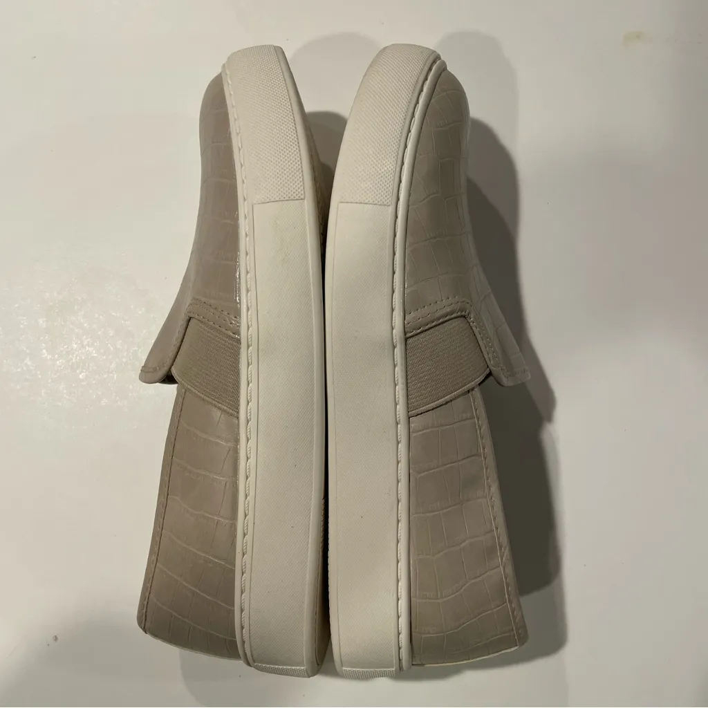 Time & Tru slip on shoes size 7.5 taupe alligator design with memory foam Tan - Image 5