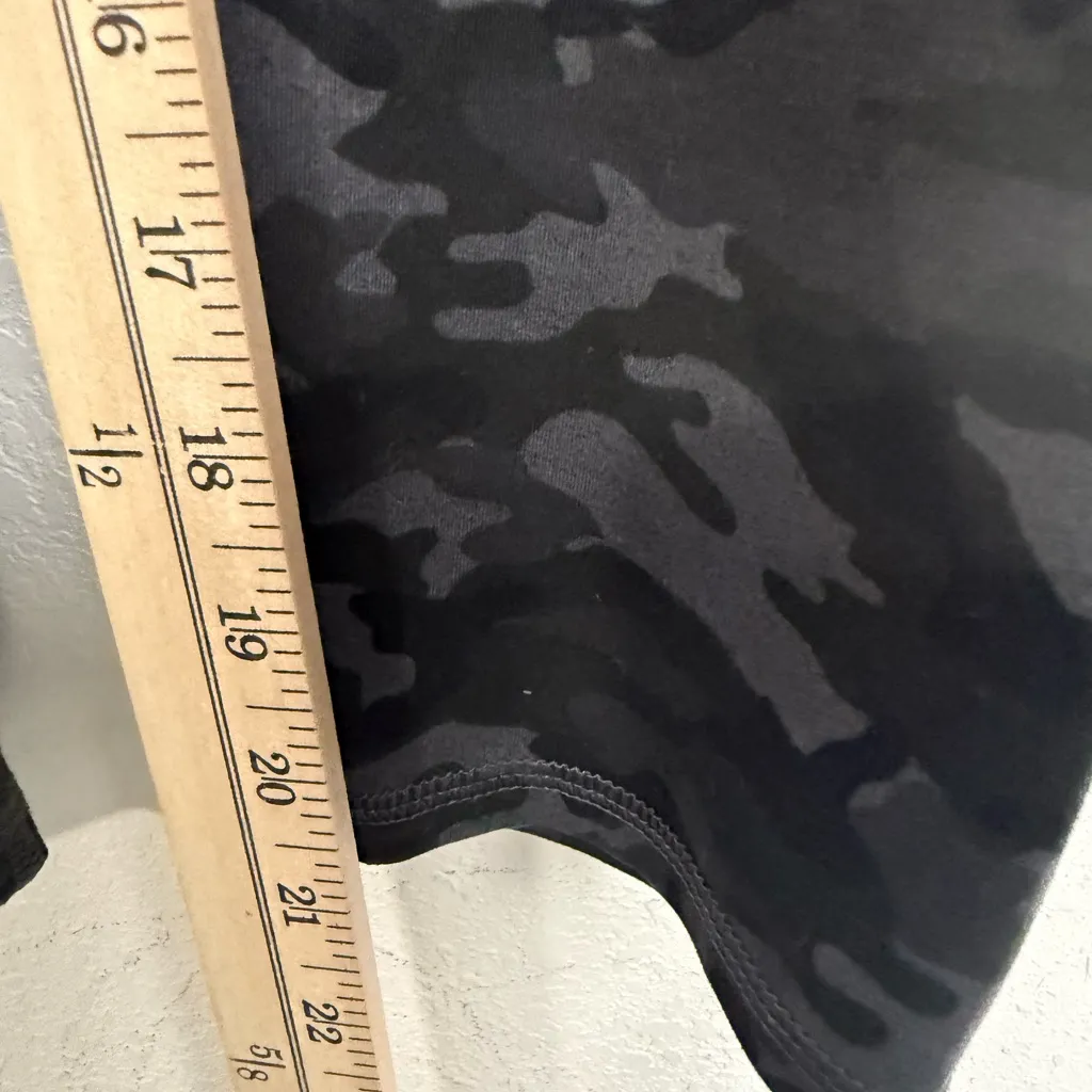 Fabletics Women Size Large Black‎ Camo Capri Athletic Leggings - Image 3