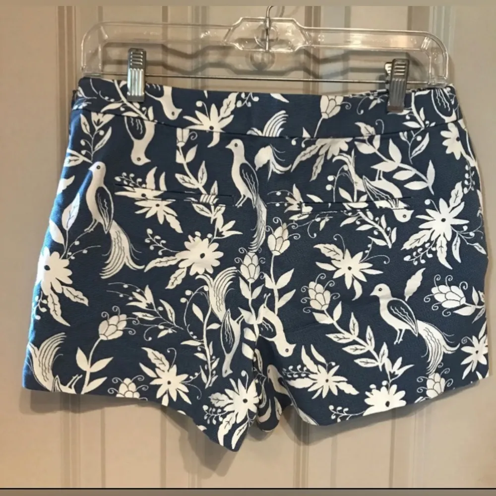 Ann Taylor Floral Bird print Original chino shorts Blue White Size 2 NWOT - Image 5