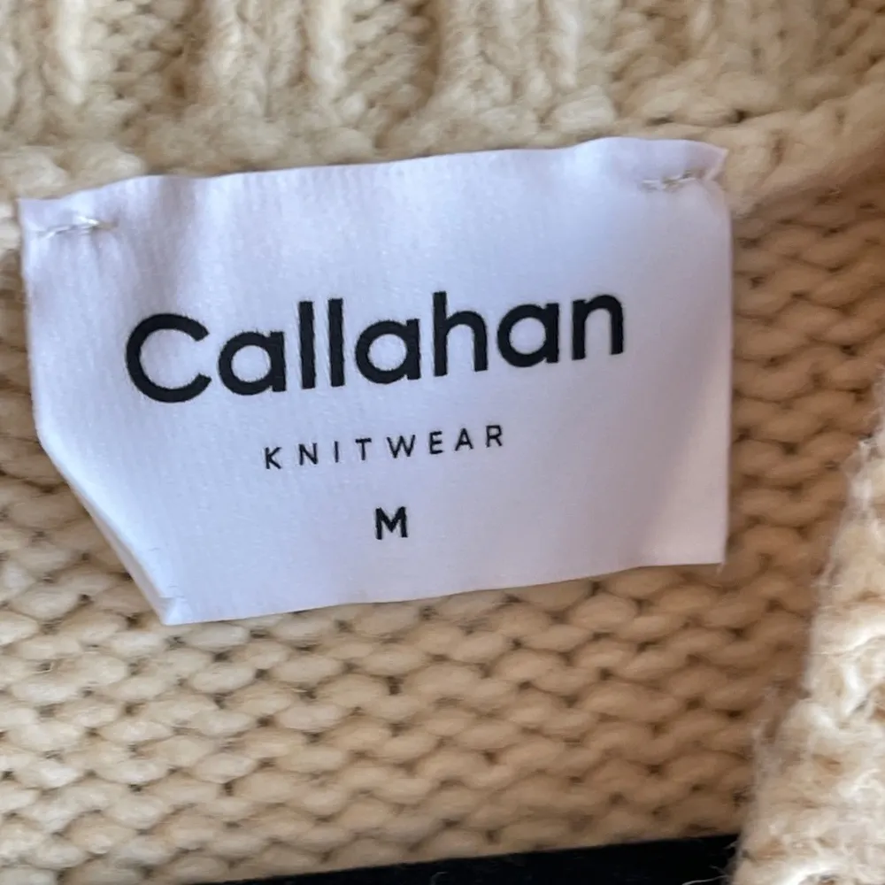 Callahan Bellamy Chunky Knit Oversized Pullover Sweater in Creme Bow, Med - Image 5