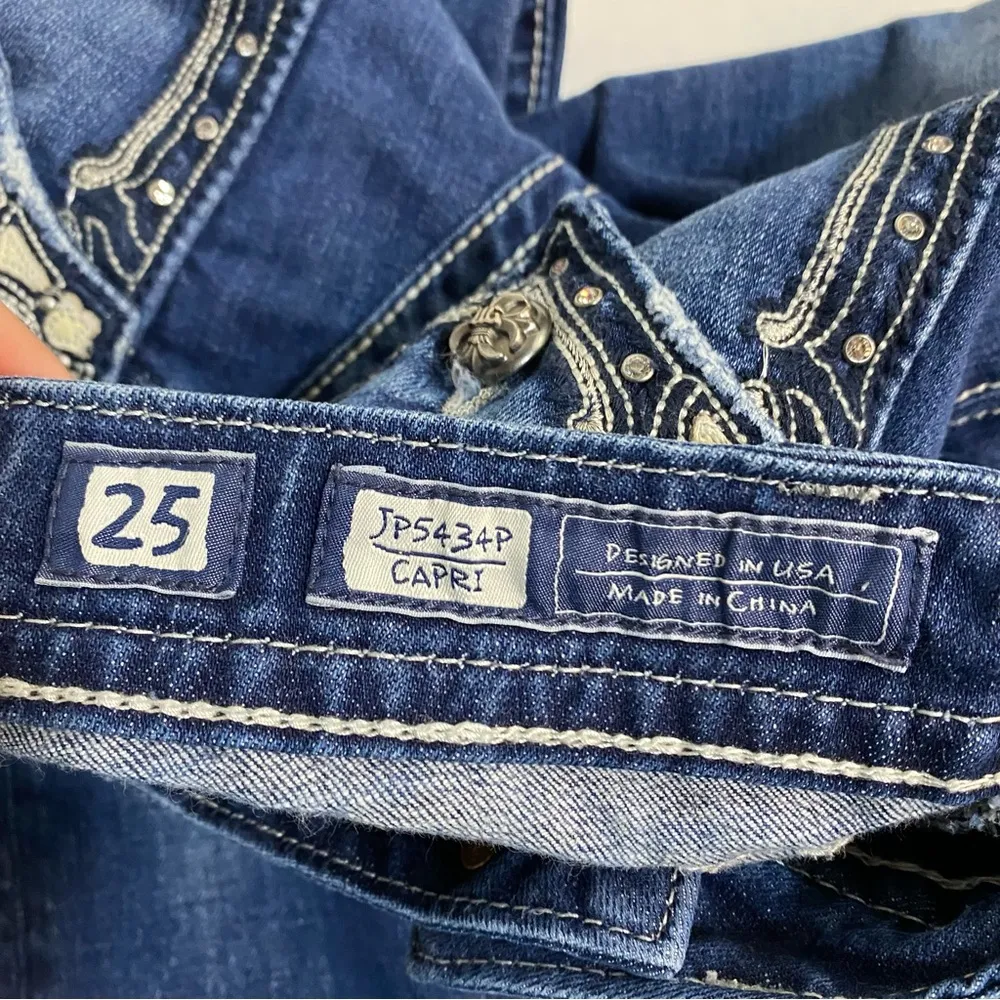 Miss Me Blue Capri Cropped Jeans Embellished Design Low-Rise Size 25 Dark Blue - Image 15