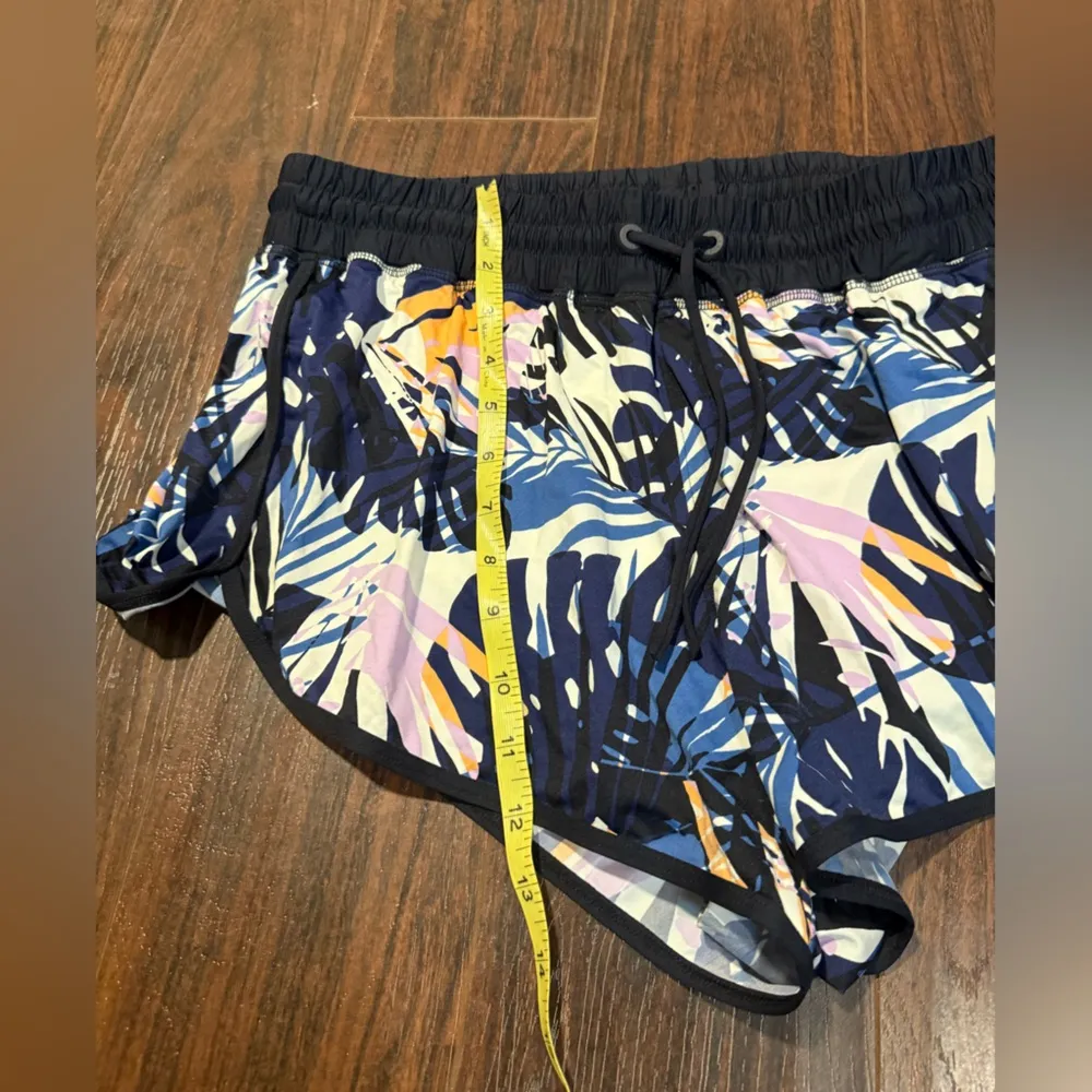 L.L bean size large Women's Tropical Print Shorts Blue - Image 4