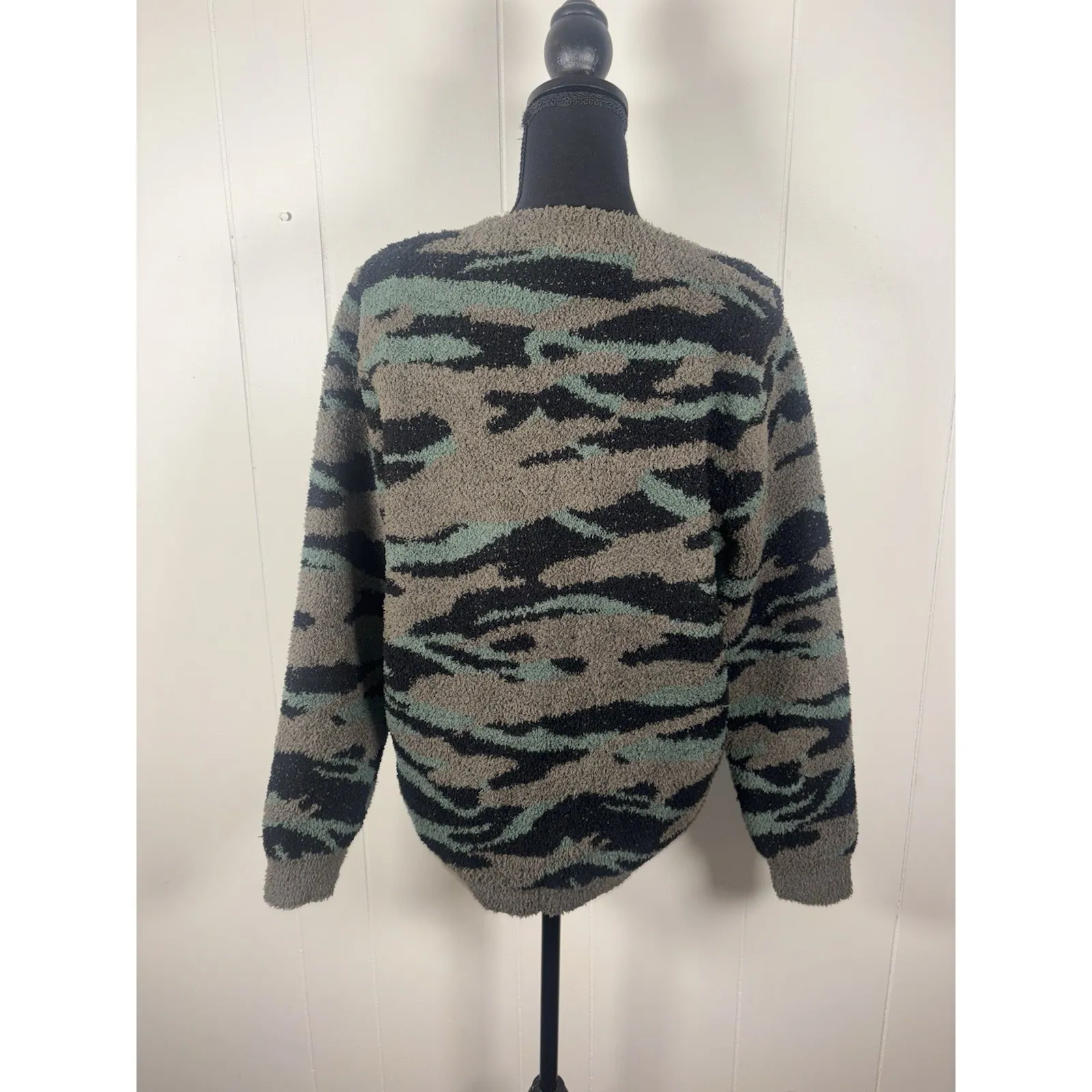 Barefoot Dreams CozyChic Seaside Crew Neck Pullover Sweater Camo Size Large - Image 2