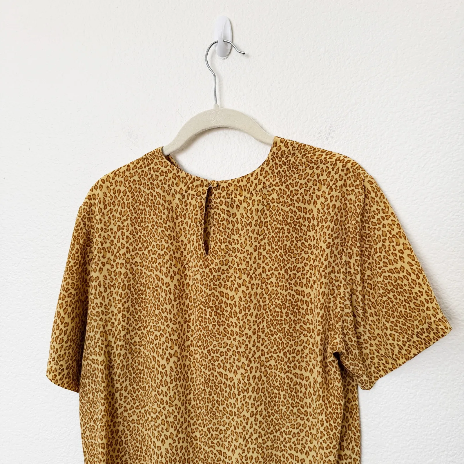 [Vintage] Leopard Print 100% Silk Crew Neck Animal Short Sleeve Blouse Sz Medium Brown - Image 4