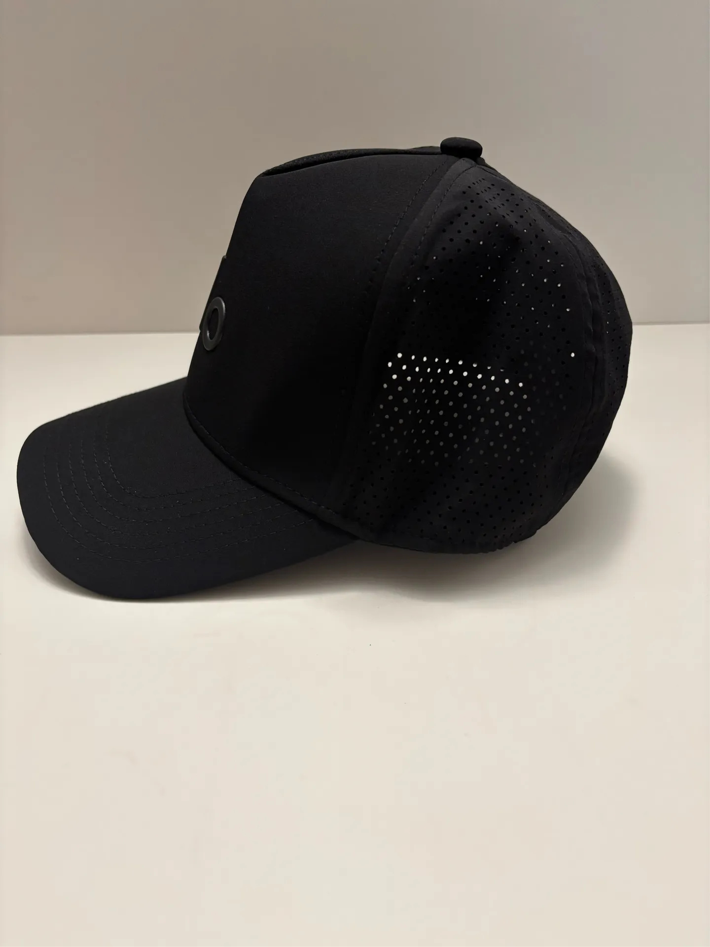 Alo Yoga Performance Black Hat - Image 2