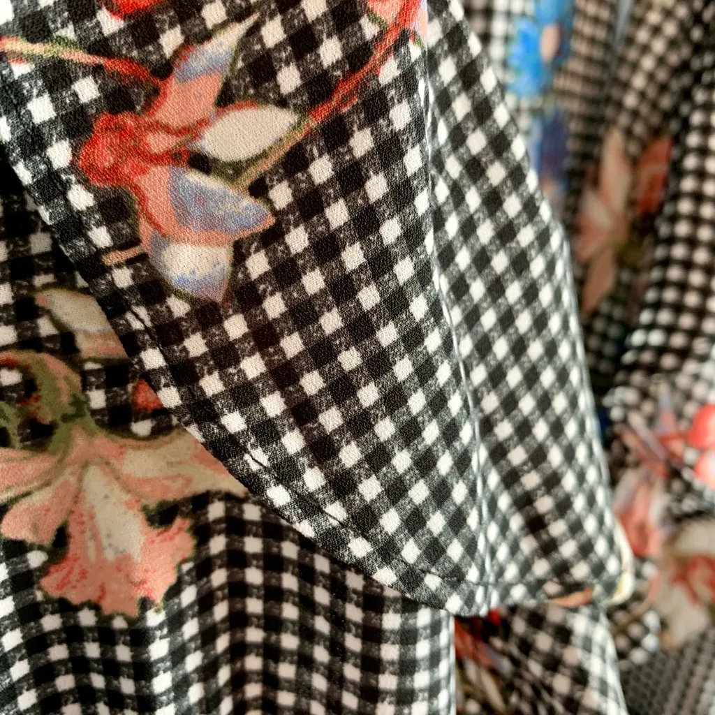Maurices Size M Checkered Floral Gingham Wrap Blouse Cap Sleeves Ruffle V-Neck - Image 5