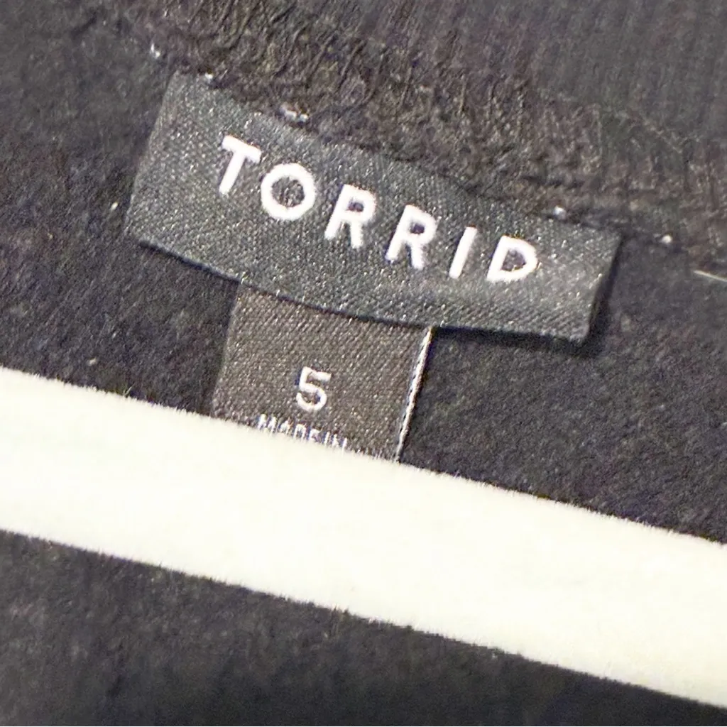 Torrid Plus Size Goth Emo Skull Black and White Snowflake Sweatshirt Pullover 5X - Image 5