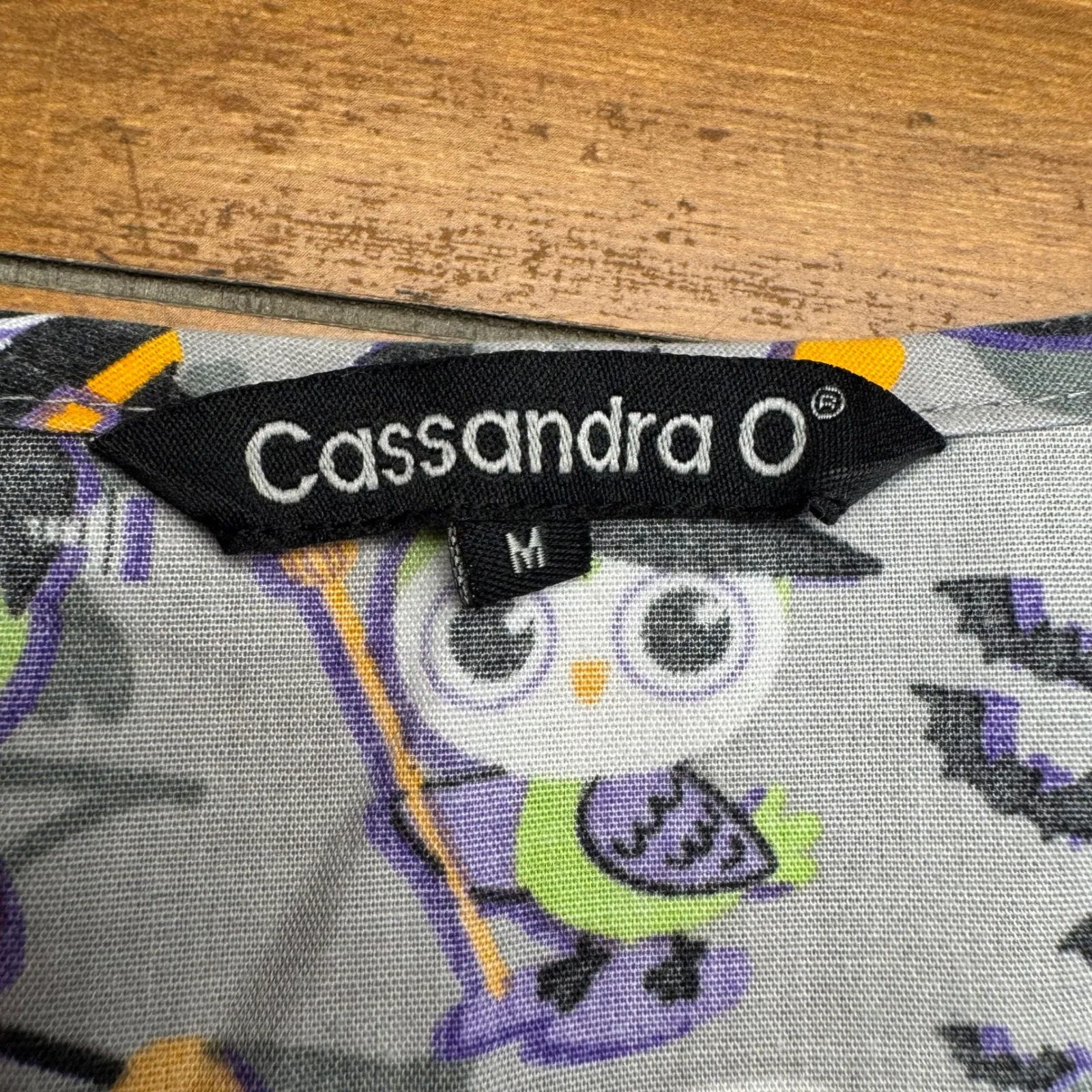 Cassandra O Halloween Owl Bat Ghost Print Scrub Top V Neck Short Sleeve Womens M Gray Size M - Image 4