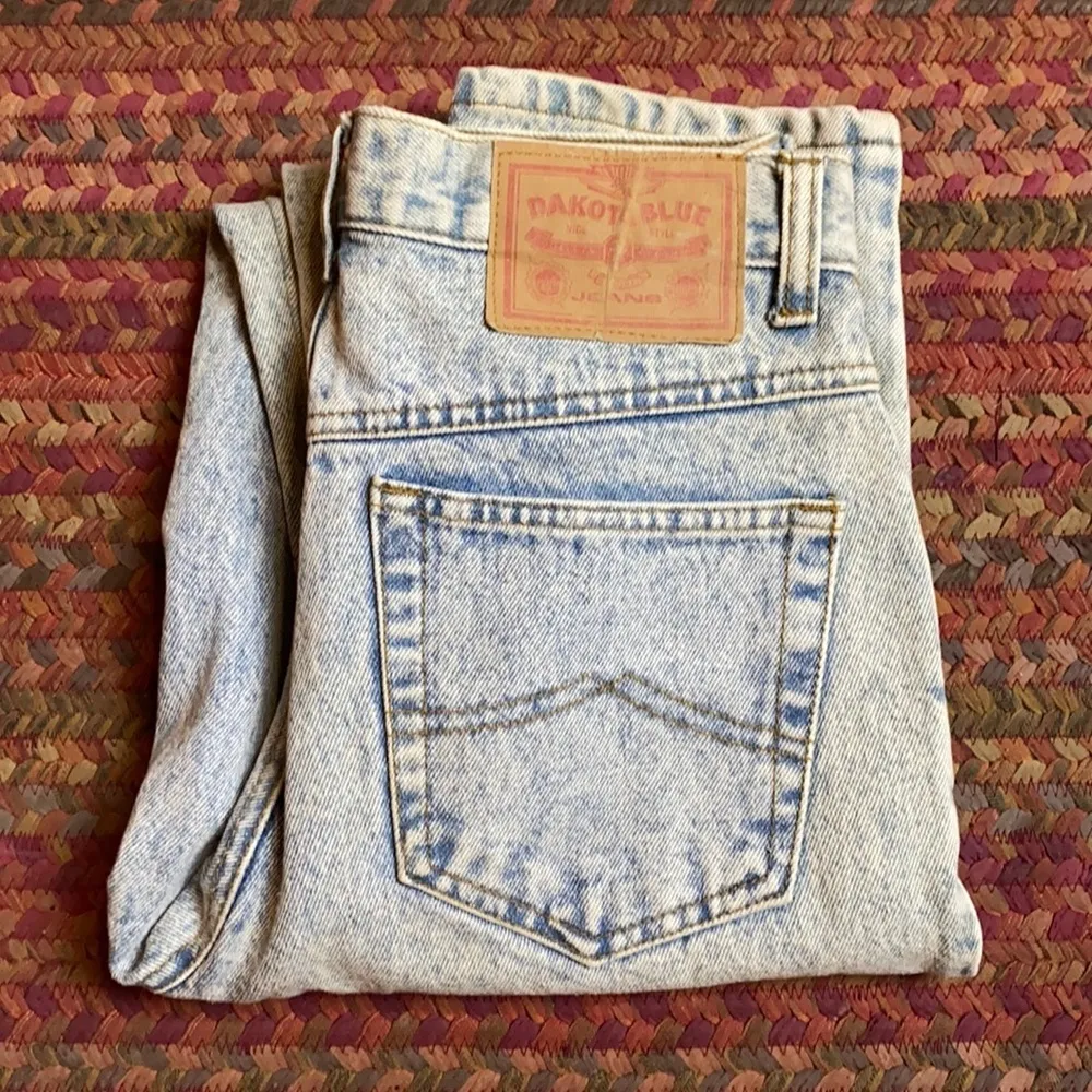 VTG DAKOTA BLUE SEQUIN FRONT ACID WASH MOM FIT SKINNY JEANS Size 26 - Image 3