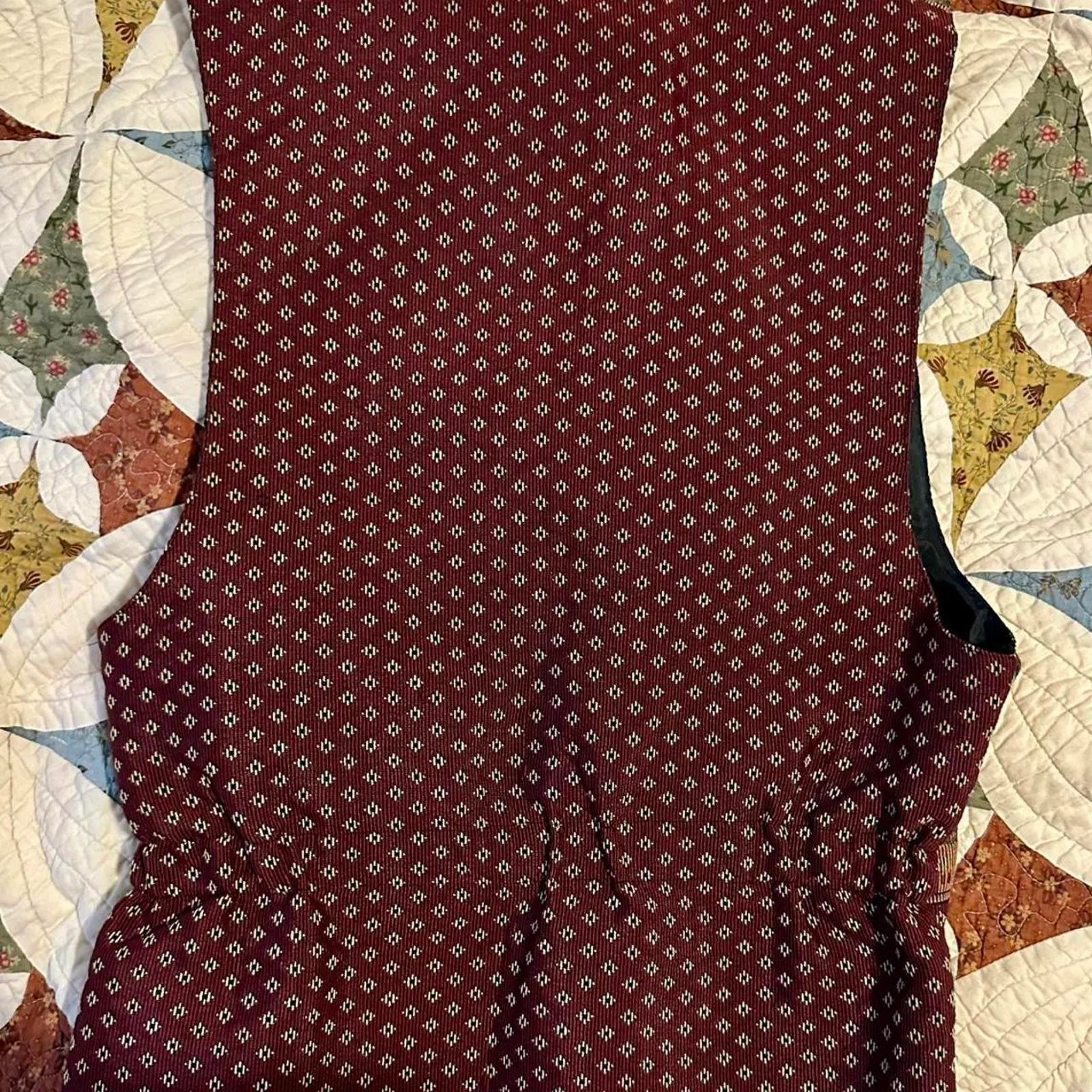 Unique vintage 90s burgundy Victorian golfing scene tapestry vest. - Image 3