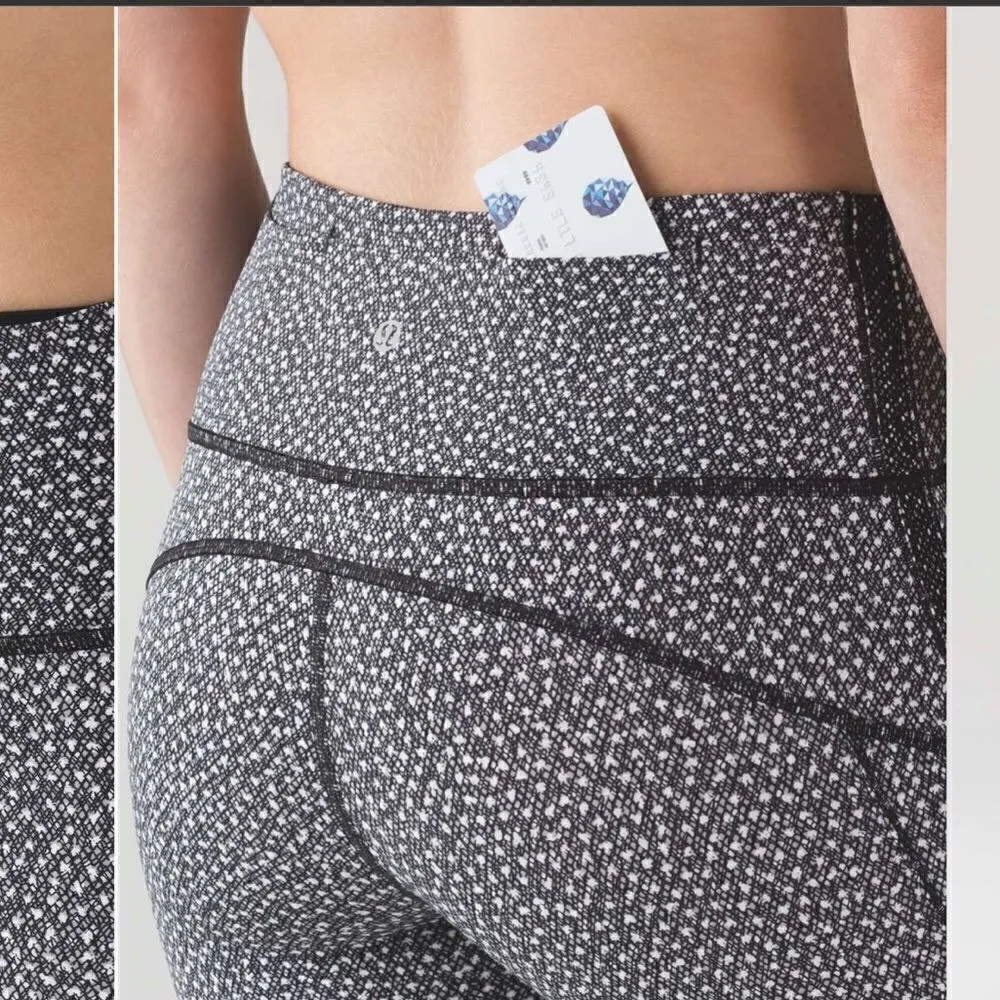 Lululemon Hit It 7/8 Tight 25" Frozen Fizz White Black / Black Size 4 - Image 5