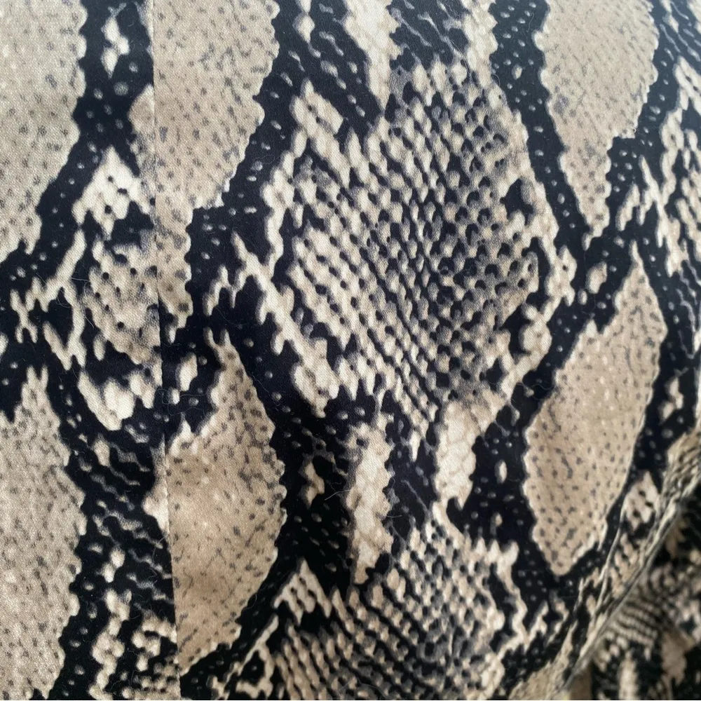 🌹HP🌹Focus 2000 Black & Gray Snake Print Petite Blazer Size 6P - Image 15