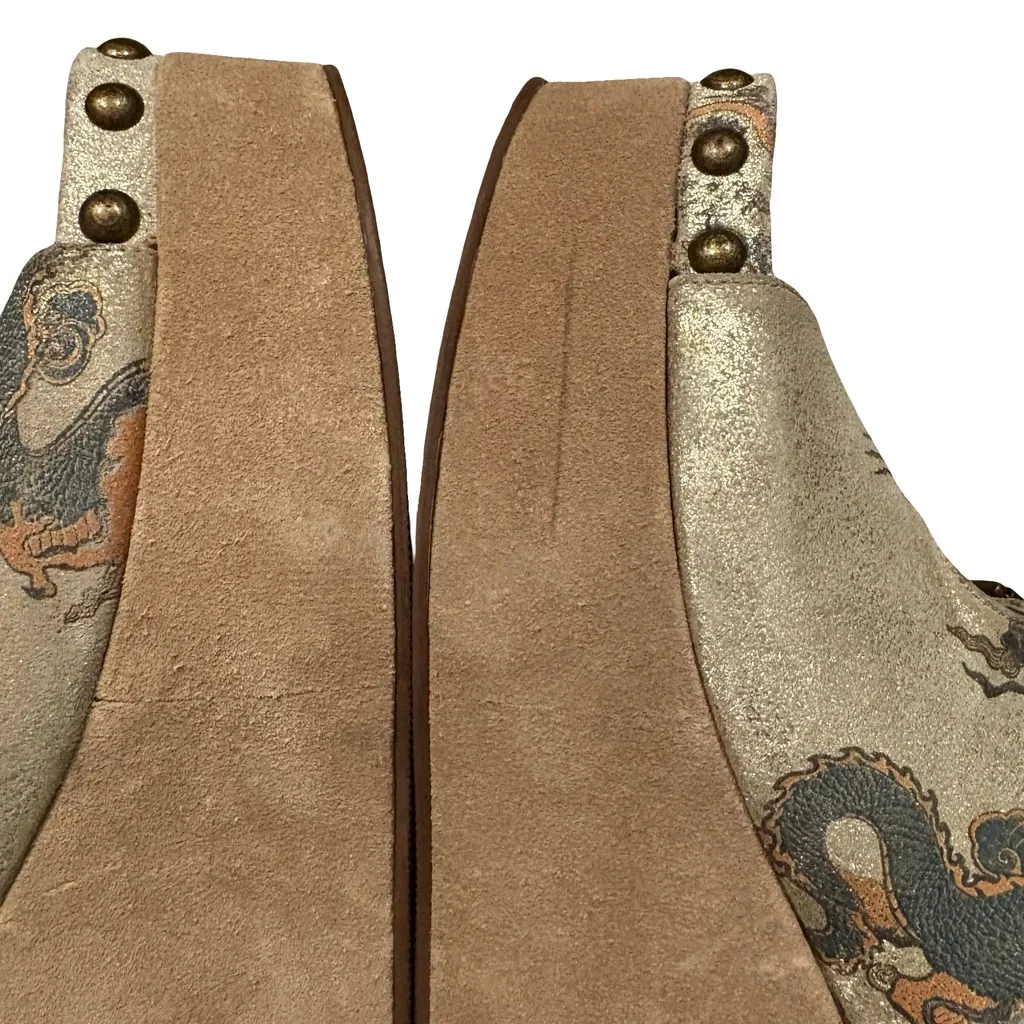 Rare Vtg Bridget Platform Wedge Leather Sandals Dragon Tattoo Print, Sz 9 Gold - Image 14