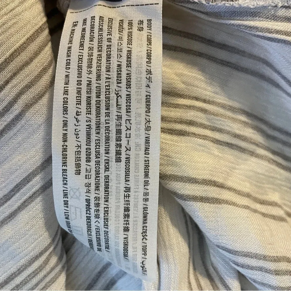 Hollister Gray and White Striped Ling Sleeve Blouse Sz S - Image 4