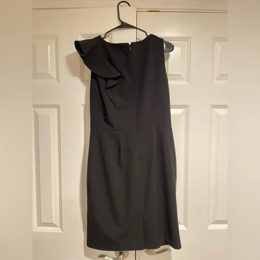 Elegant Black Sleeveless Sheath Dress with Ruffle Detail – Size 8 Calvin Klein - Image 6