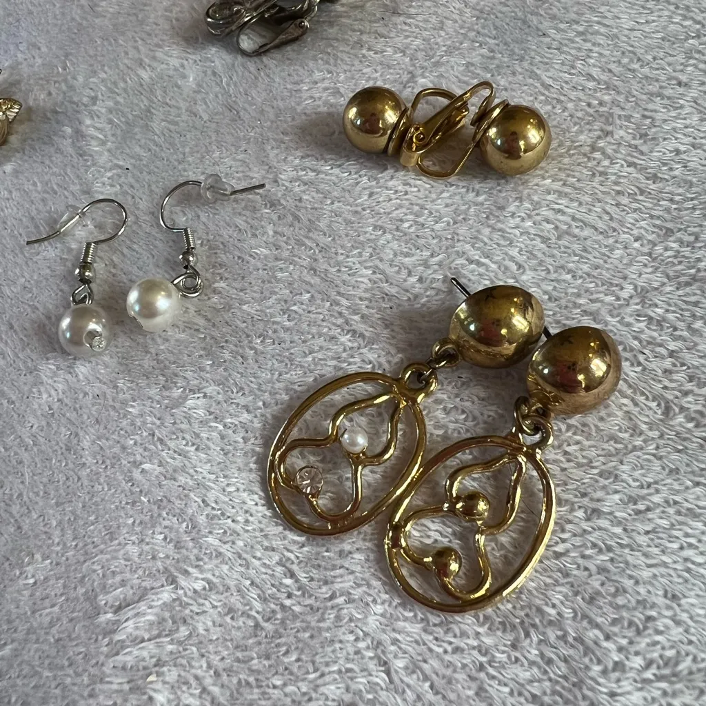 Vintage 6 pairs fashion earrings clip ons and pierced Gold - Image 3