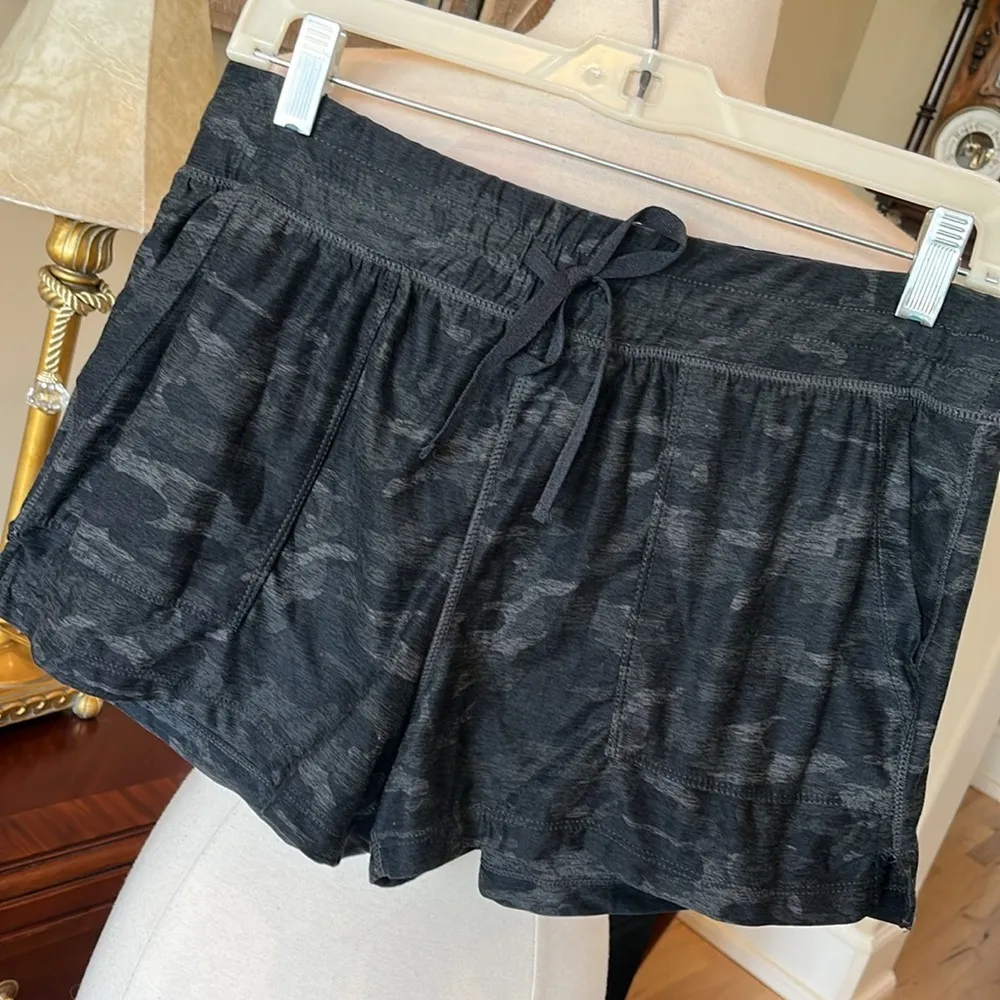 Comfy Black Camo Knit Drawstring Shorts Size M - Image 3