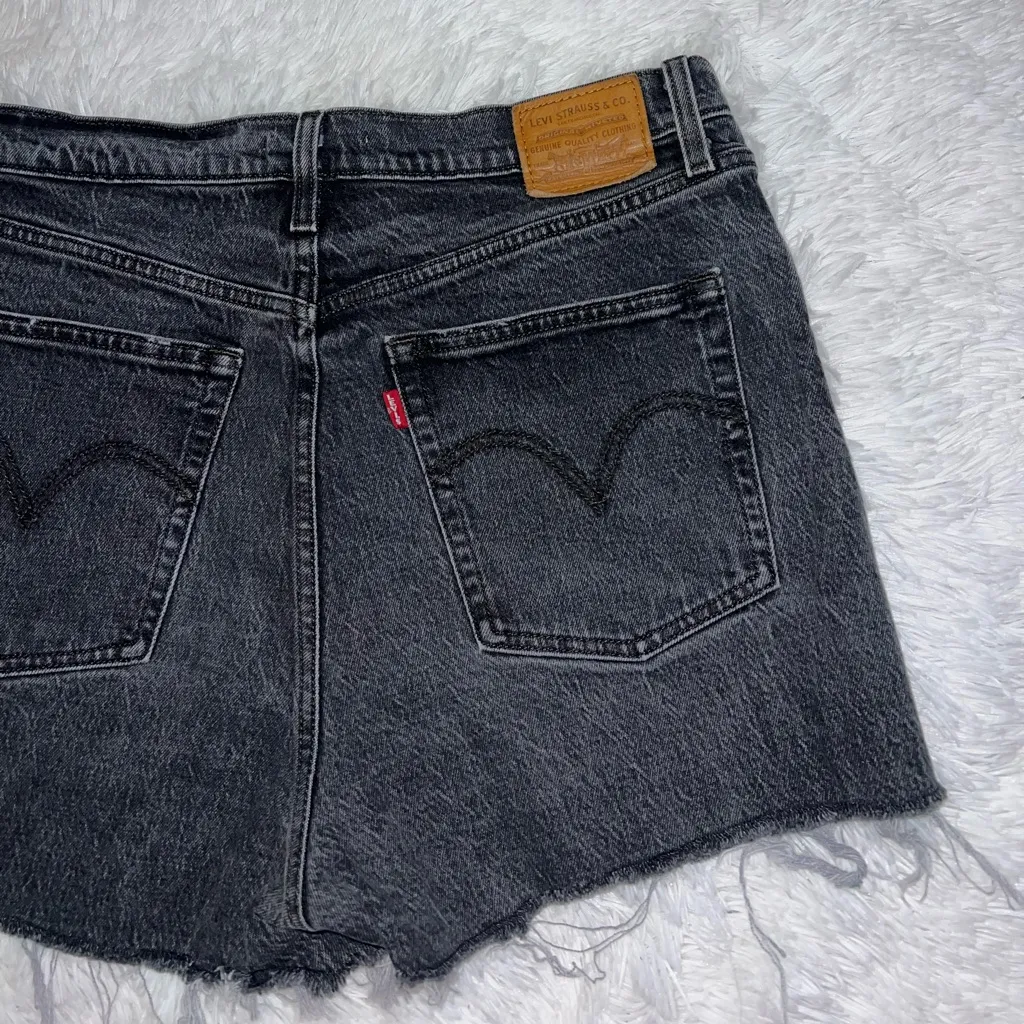 Levi’s Ribcage Straight Black Denim Cutoff Shorts size 32 - Image 2