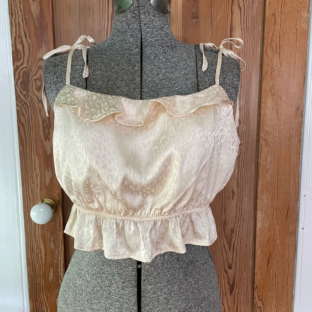 Le Lis Champagne Animal Print Shoulder Tie Bubble Crop Top Sz Large - Image 2