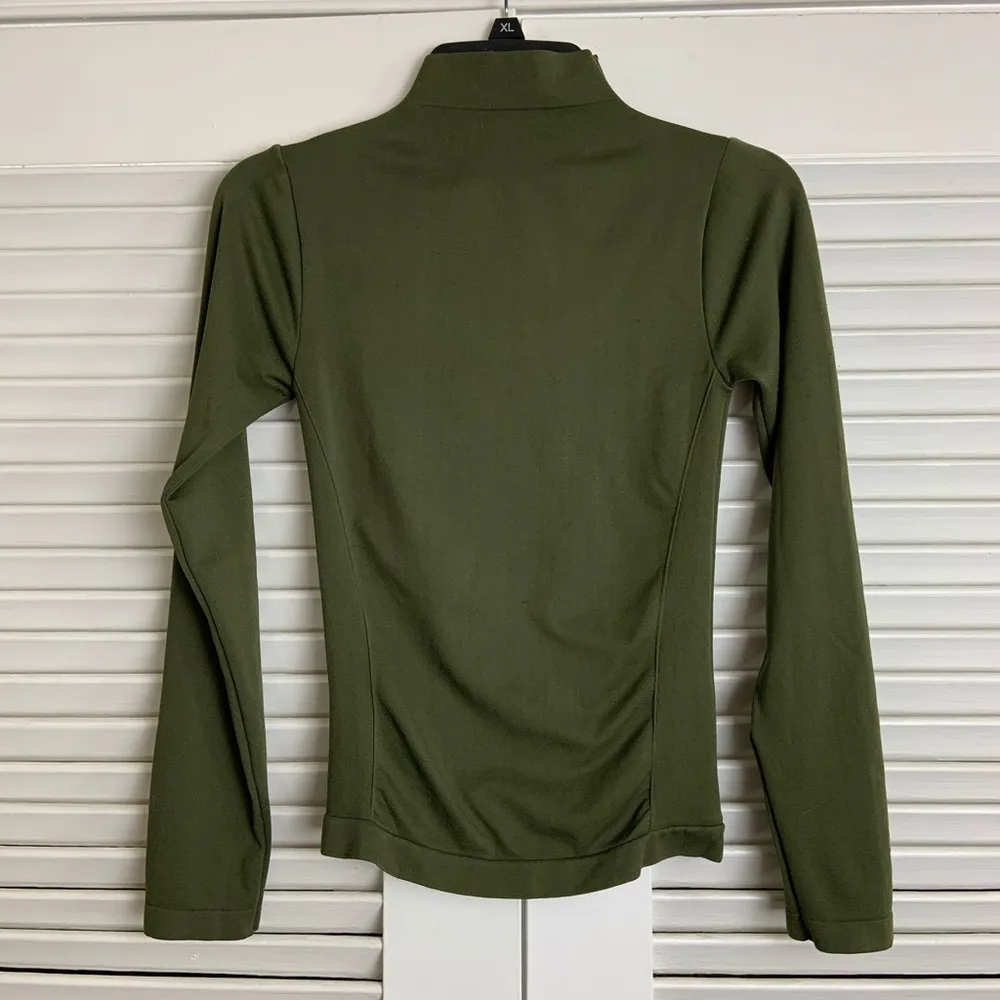 MD/LG Nylon Green Stretch turtle neck Sleeve Top - Image 3