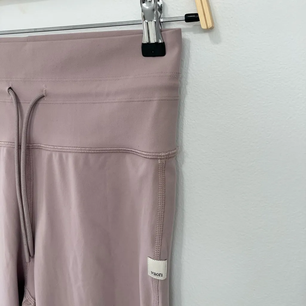 Vuori Daily Legging- Size Medium - Image 4