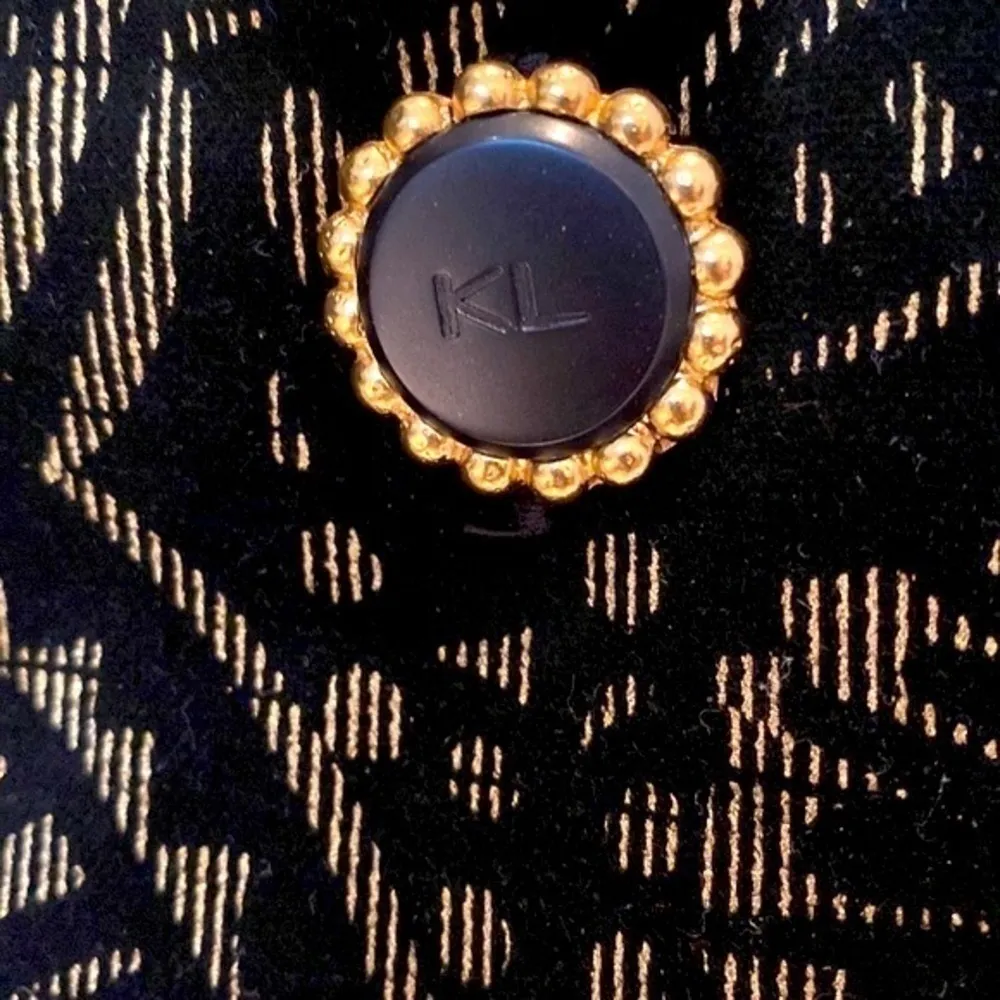 Karl Lagerfeld printed black and gold velvet jacket and skirt suit. Size 6. EUC. - Image 10