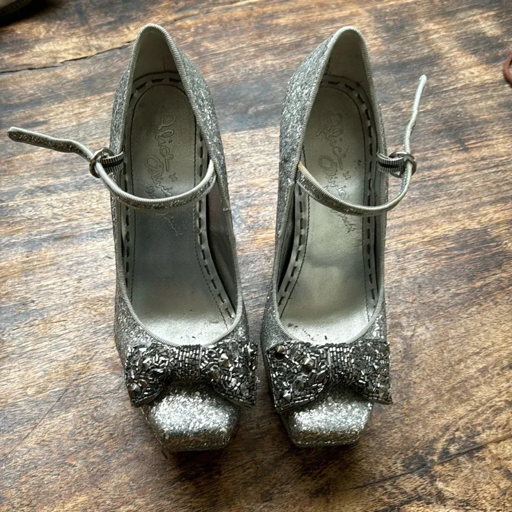 Alice + Olivia Gizelle Silver Glitter Heels
Size 7.5 or 38.5 - Image 4