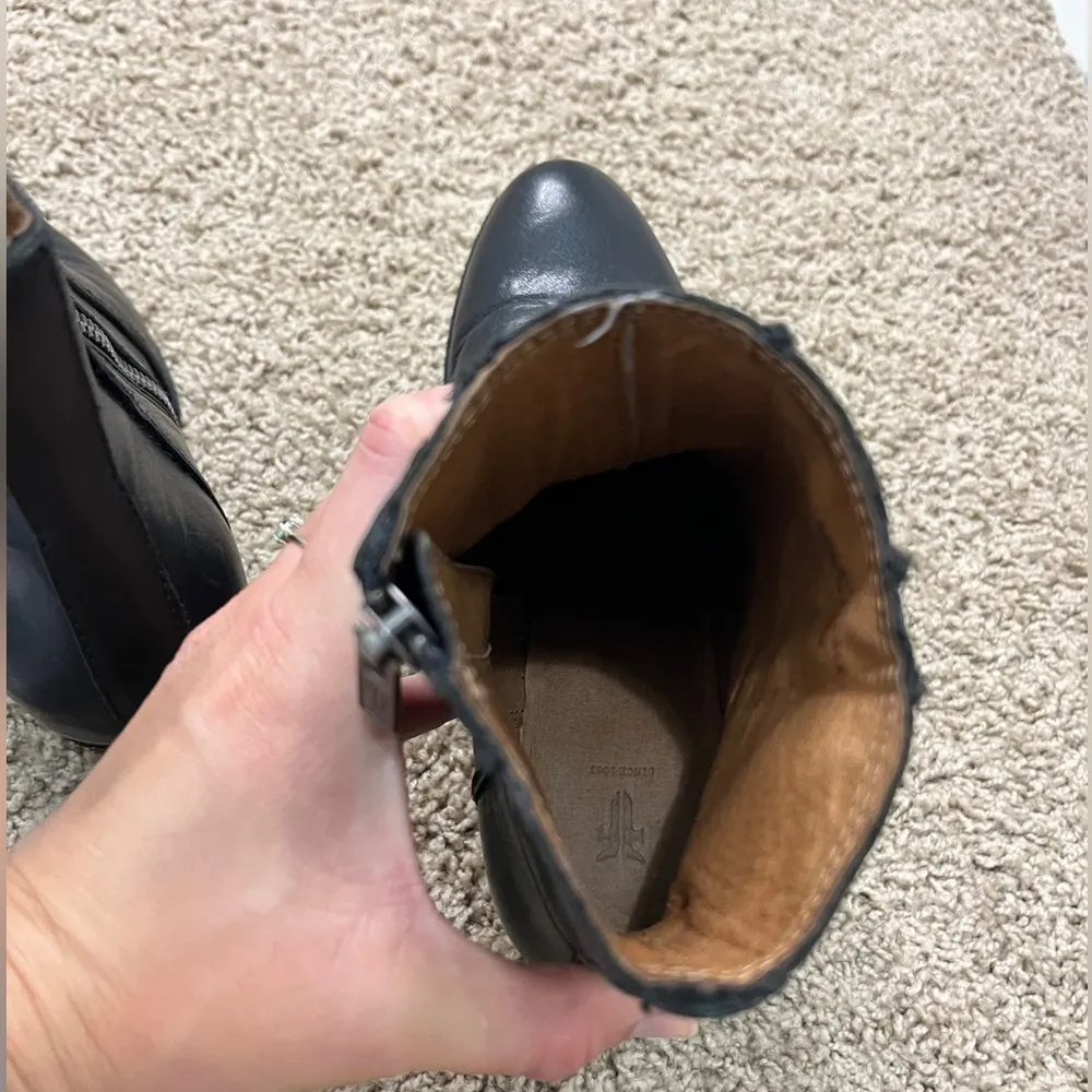 Frye Essa Seam Bootie Black Leather Western Almond Toe Ankle Zip Sz 6.5 - Image 10