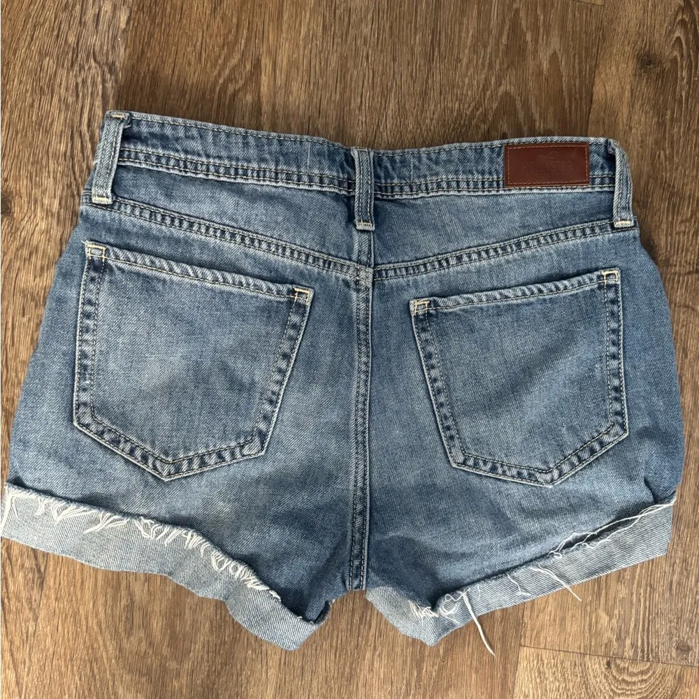 Hollister High-Rise Mom Jean Shorts 3” Button Fly Size 3 Waist 26 - EUC - Image 3
