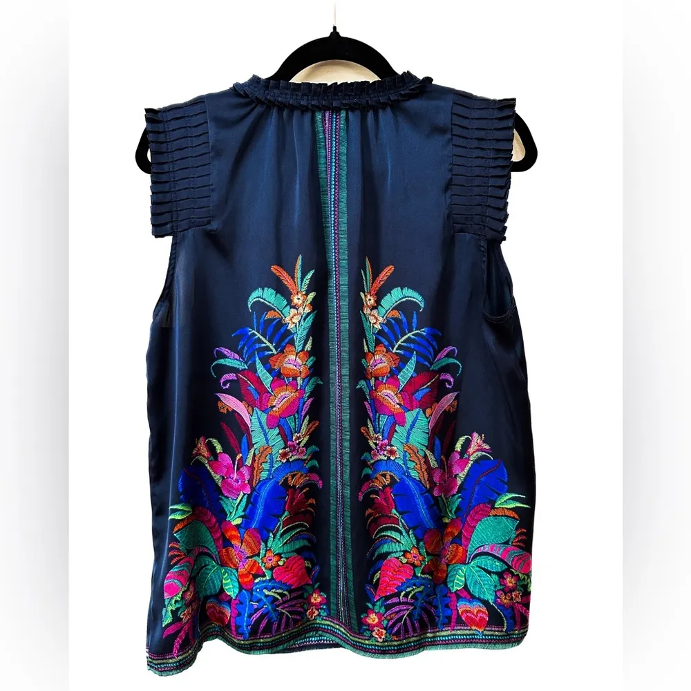 DR2 by Daniel Rainn blouse in Navy Island Floral, lightweight, silky, cap sleeve Blue Size M - Image 2