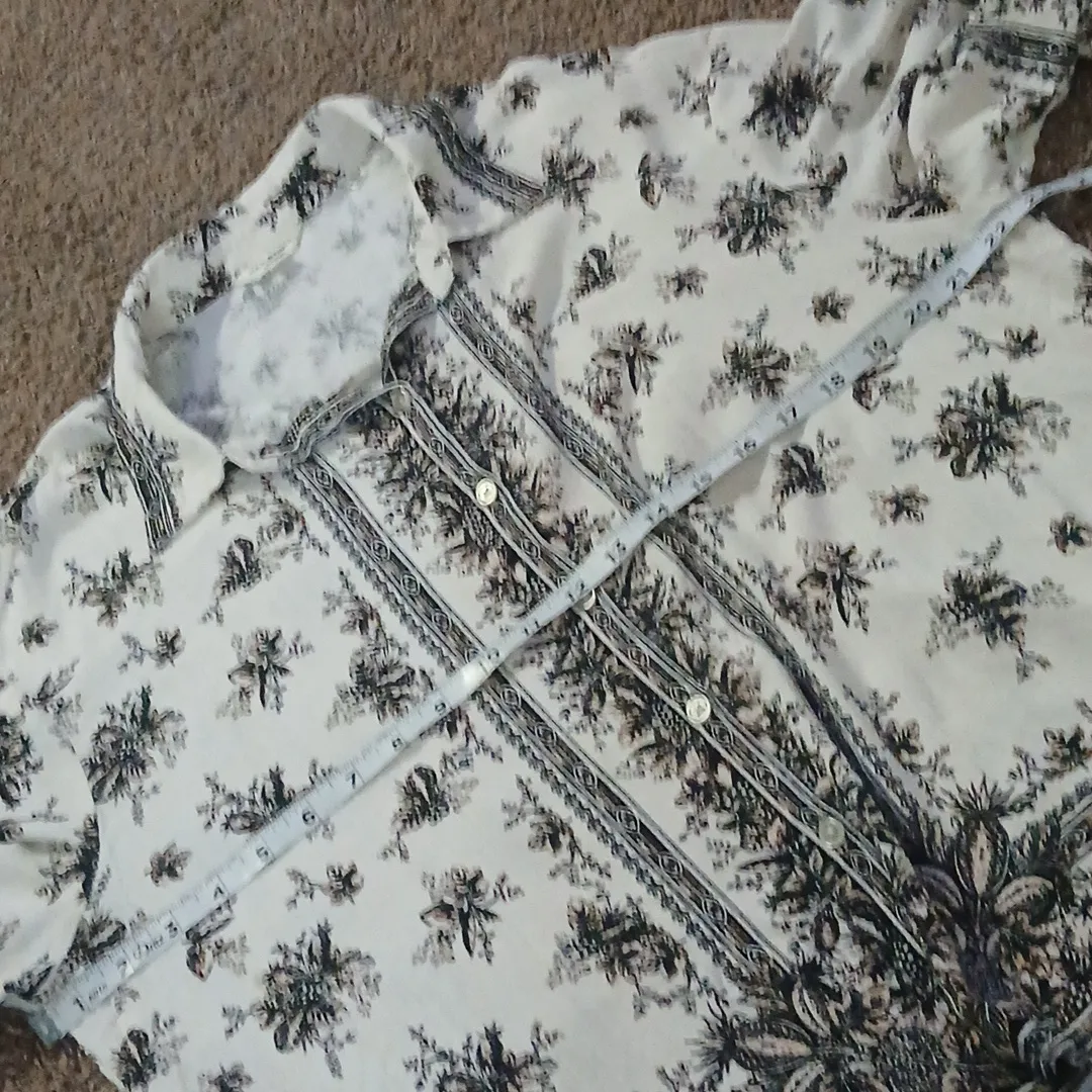 Black And White Floral Button Up Shirt Size XL - Image 10