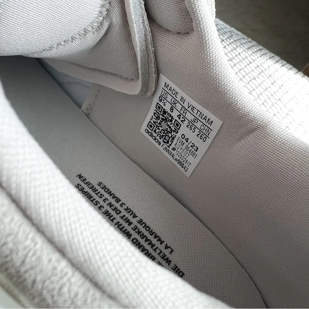 NWT Adidas Ozweego Low-Top Sneakers in Gray - Image 7