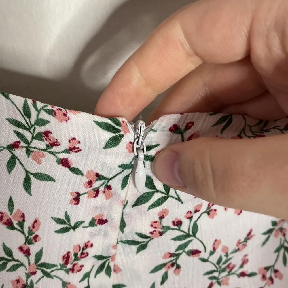 Nasty Gal Textured Georgette ditsy floral print ruffled mini shorts size 10 - Image 6