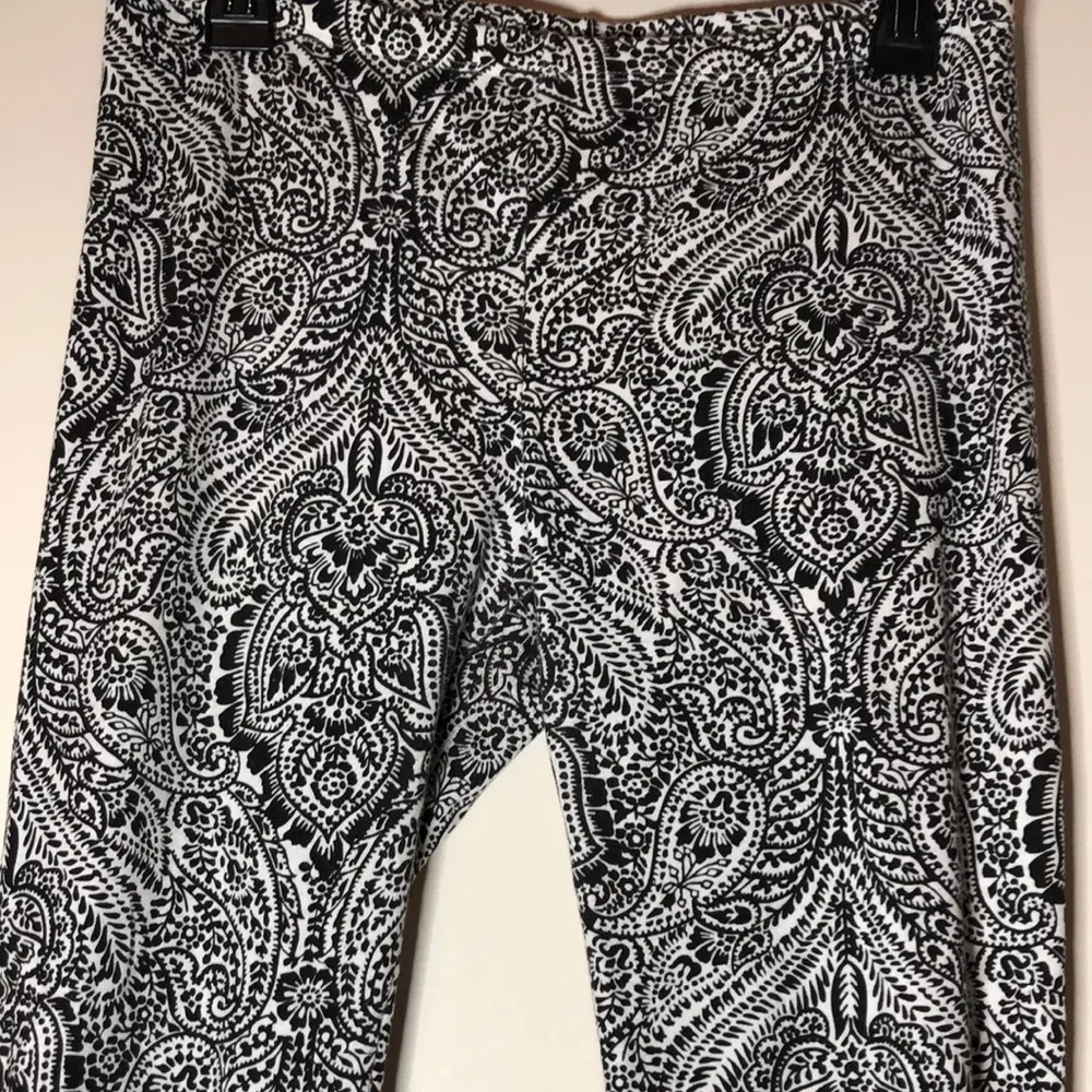 Women’s Black & white paisley Capri leggings pants cotton blend medium capris - Image 2