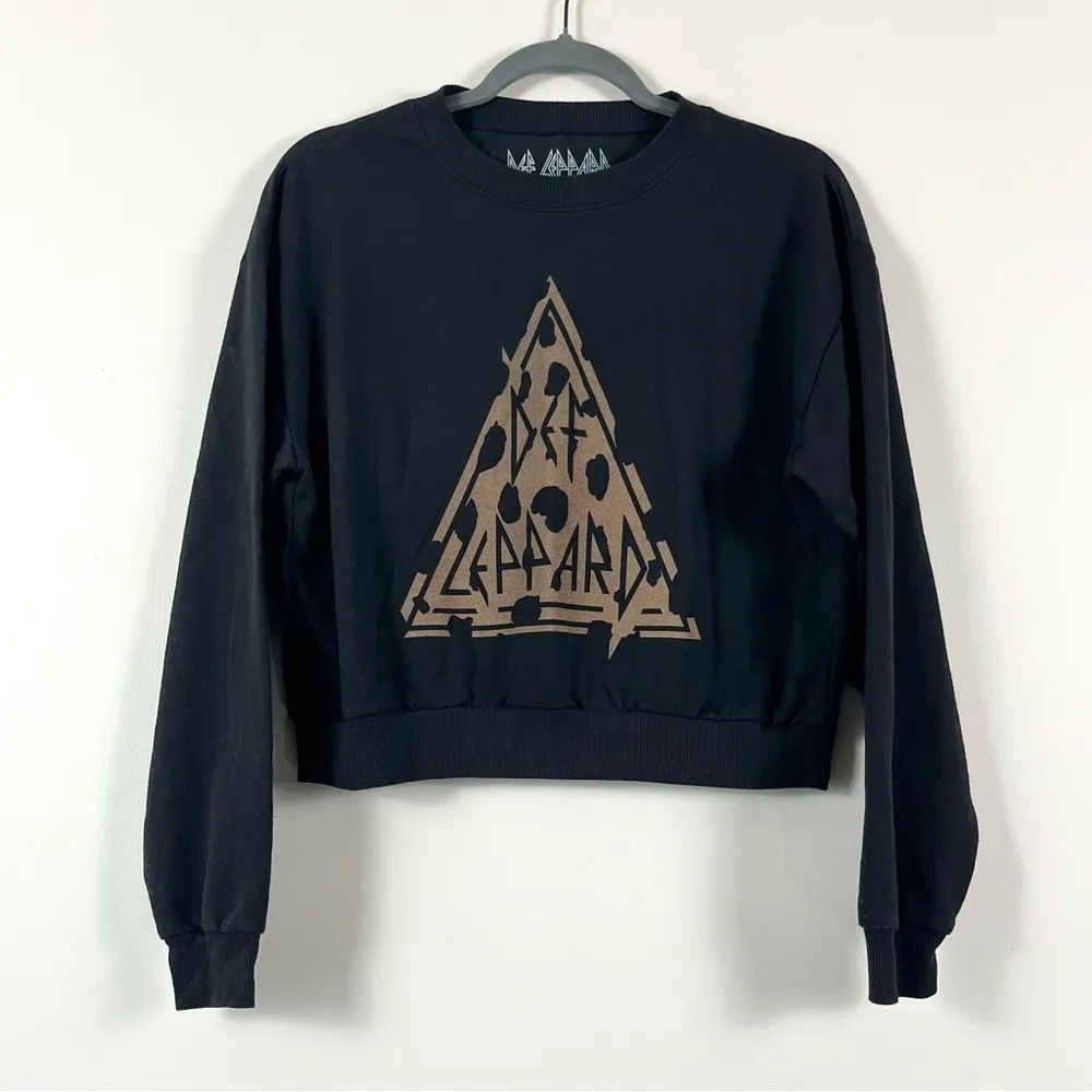 Def Leppard  Black Graphic Cropped Sweatshirt - Image 2