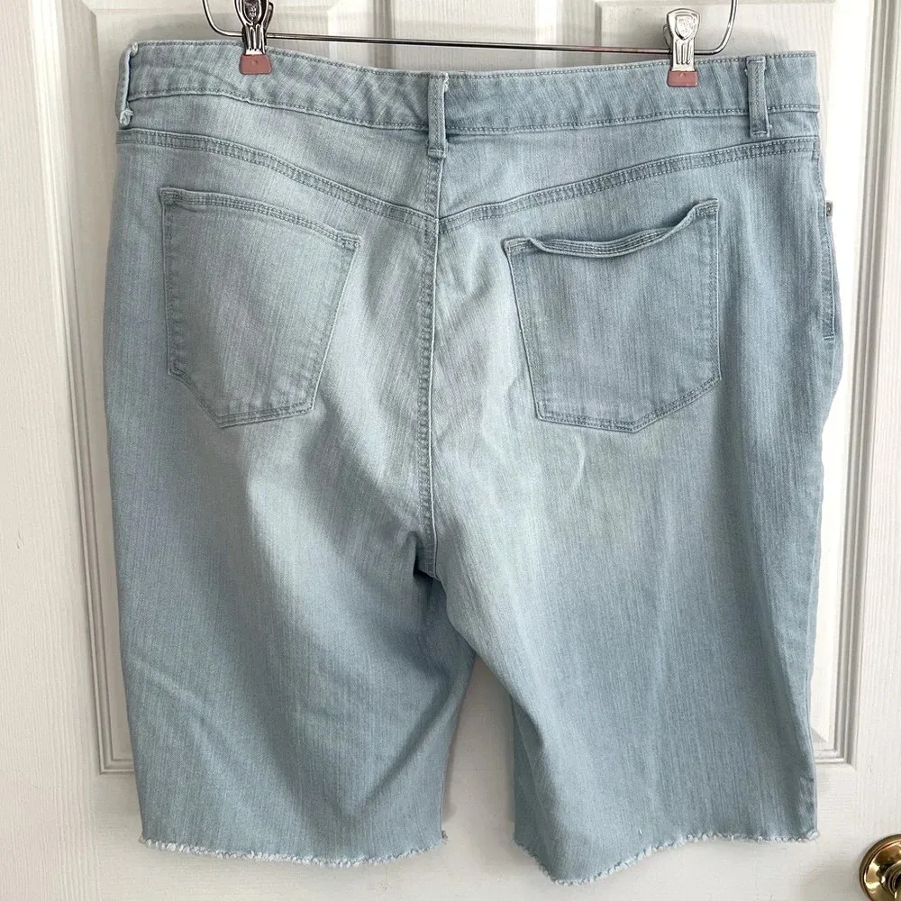 Style & Co Denim Bermuda Walking Shorts Light Wash Raw Hem 18 Plus Size Stretch - Image 3