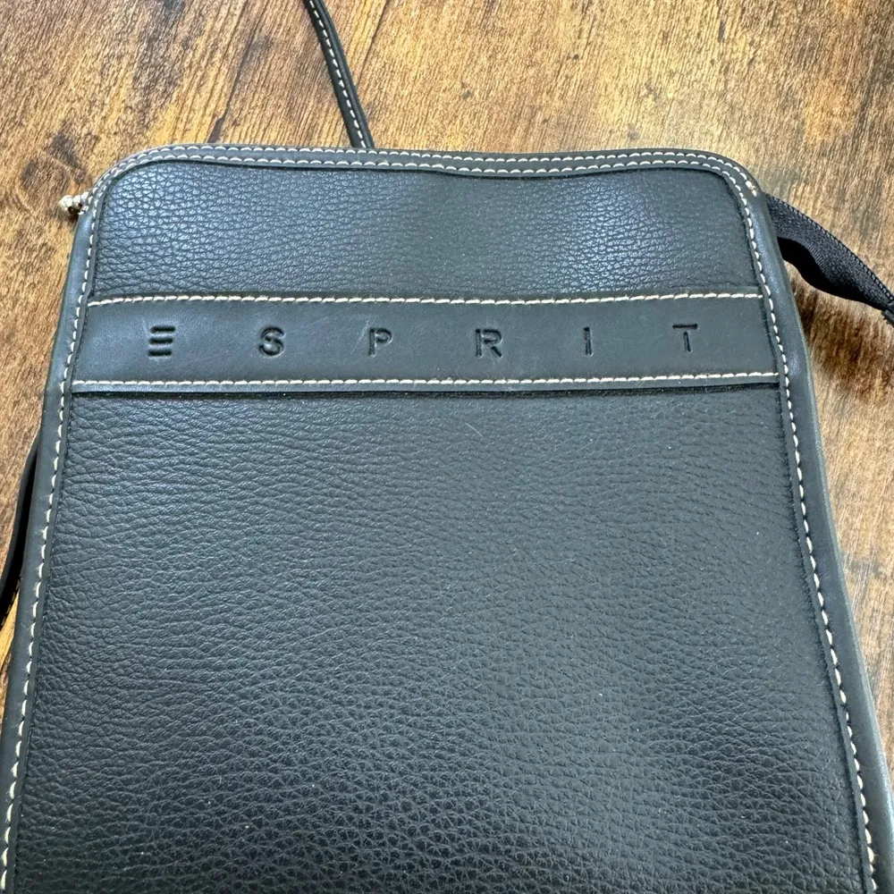 Esprit  Black Messenger Bag Crossbody  Design - Image 3