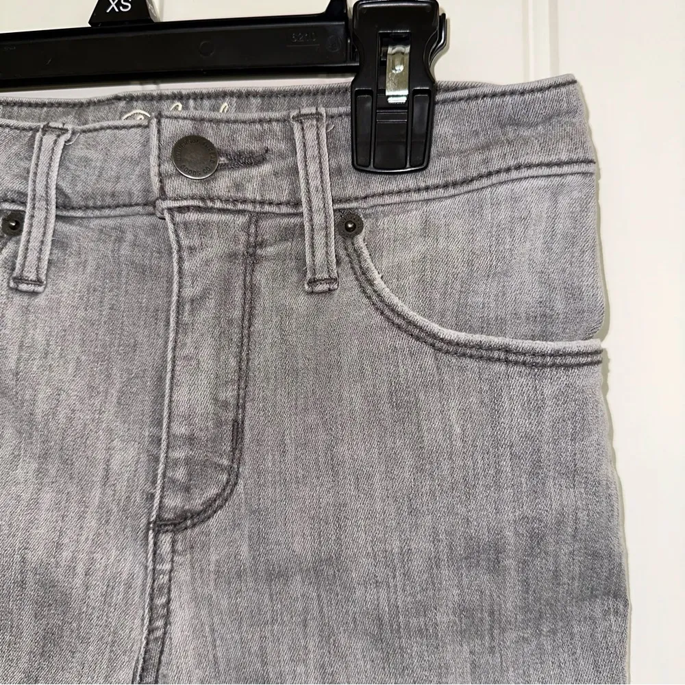 Universal thread gray mid rise frayed him skinny jeans women 0/25R Size 25 - Image 4