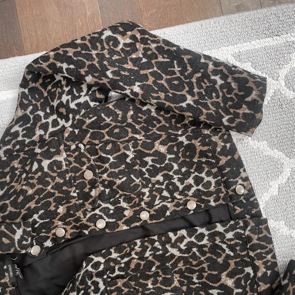 Forever 21 leopard cheetah cropped textured long sleeve jacket - Image 4