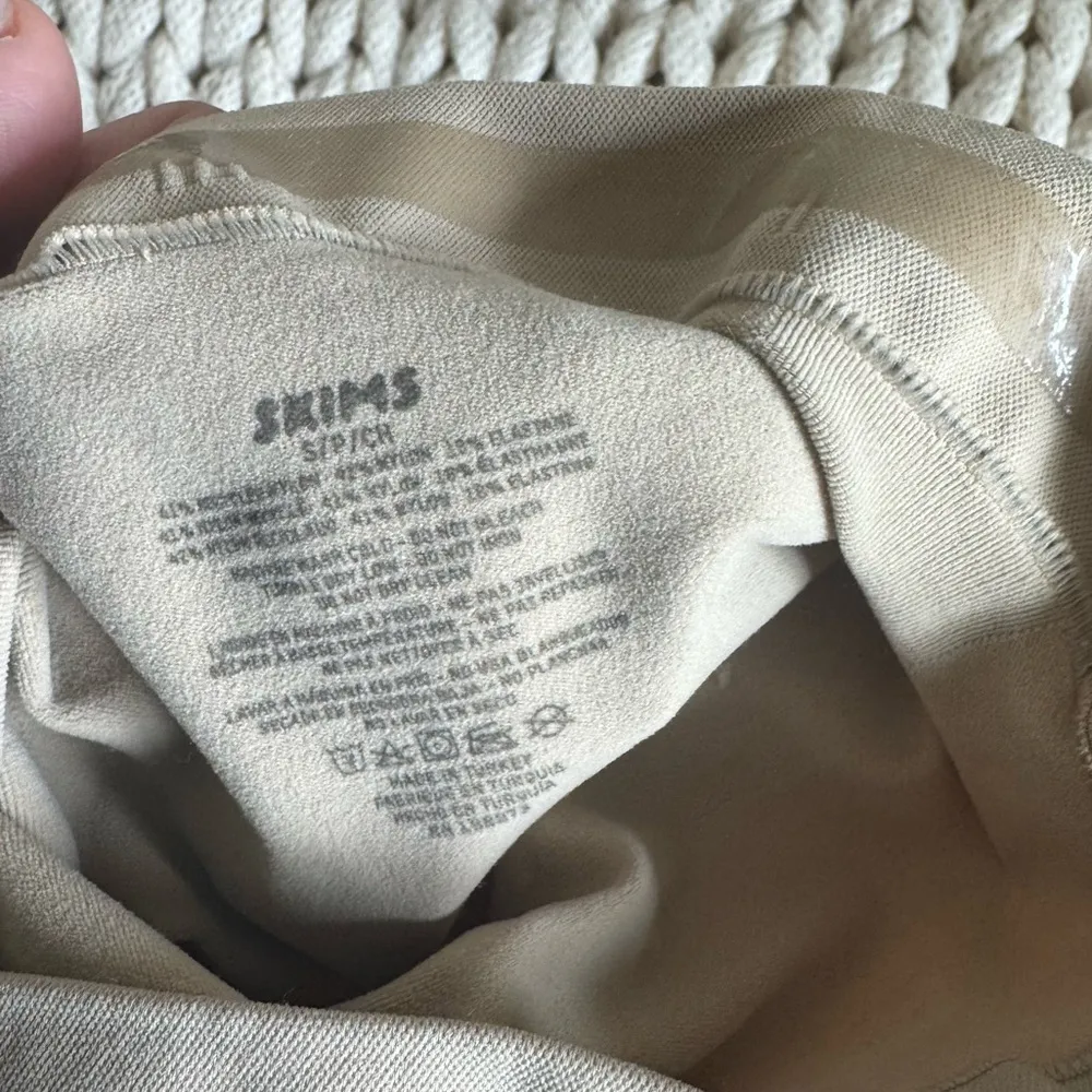 NWOT SEAMLESS SCULPT HIGH-WAISTED ABOVE THE KNEE SHORT SIZE S - Image 3