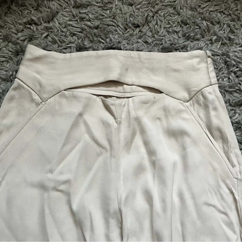 Zara cream colored trousers size medium - Image 3