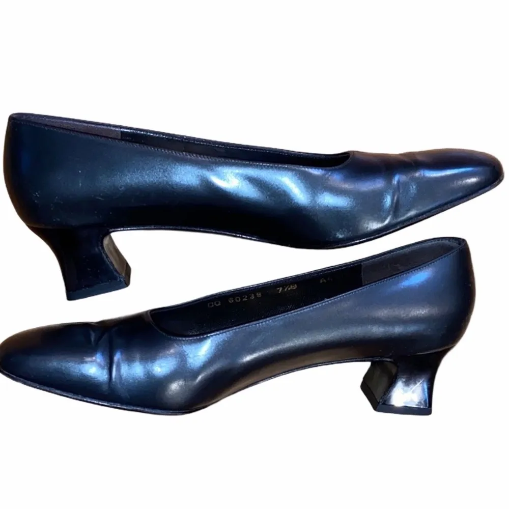 Vintage Ferragamo size 7.5 B gun metal grey pumps. - Image 3