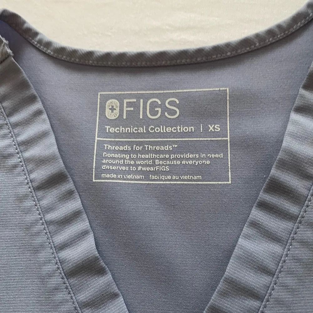 FIGS Women's casma 3 pocket scrub top. Size XS. Vapor blue rare color - Image 2