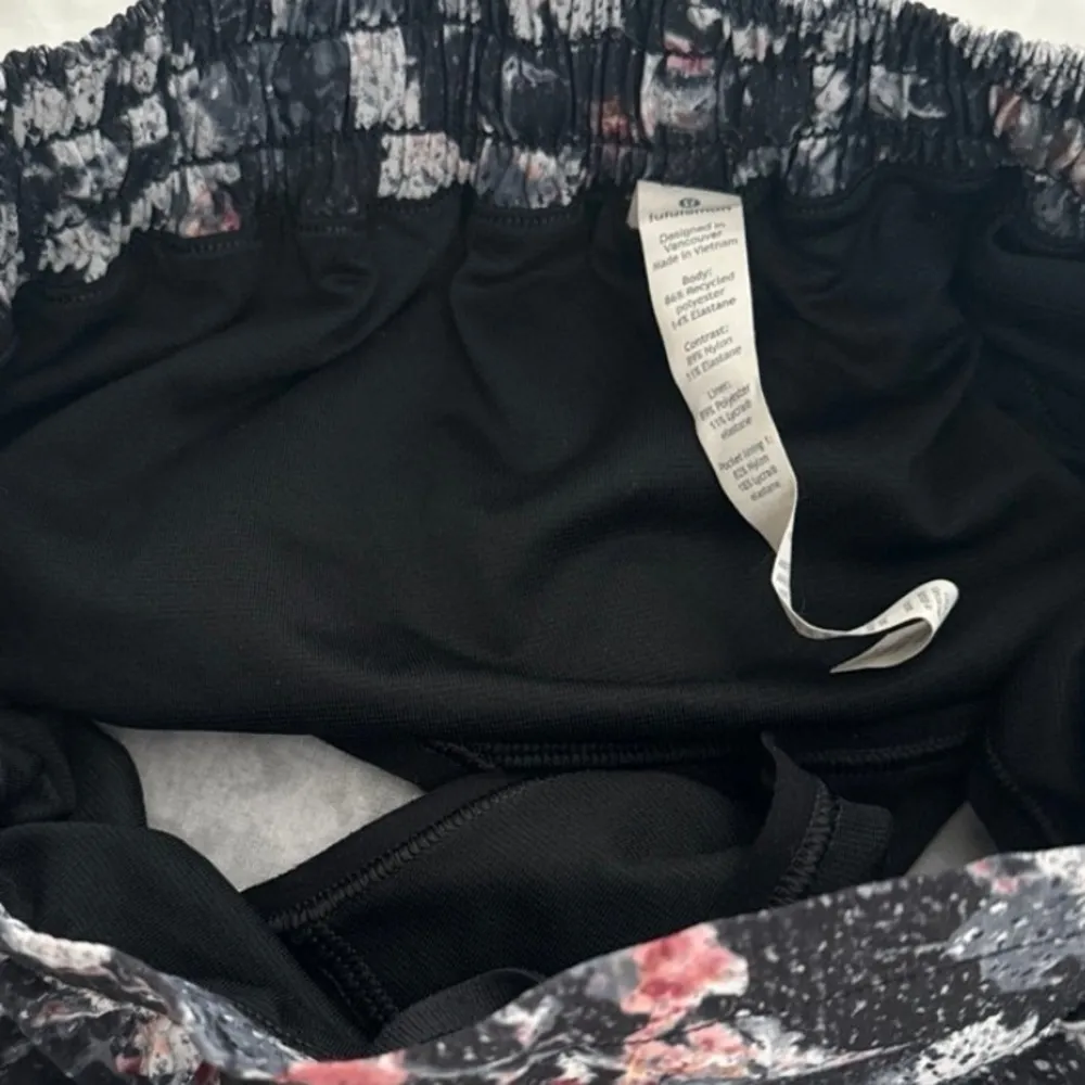 Lululemon Hotty Hot Short II Long 
Spring Bloom Multi / Black size 6 - Image 5