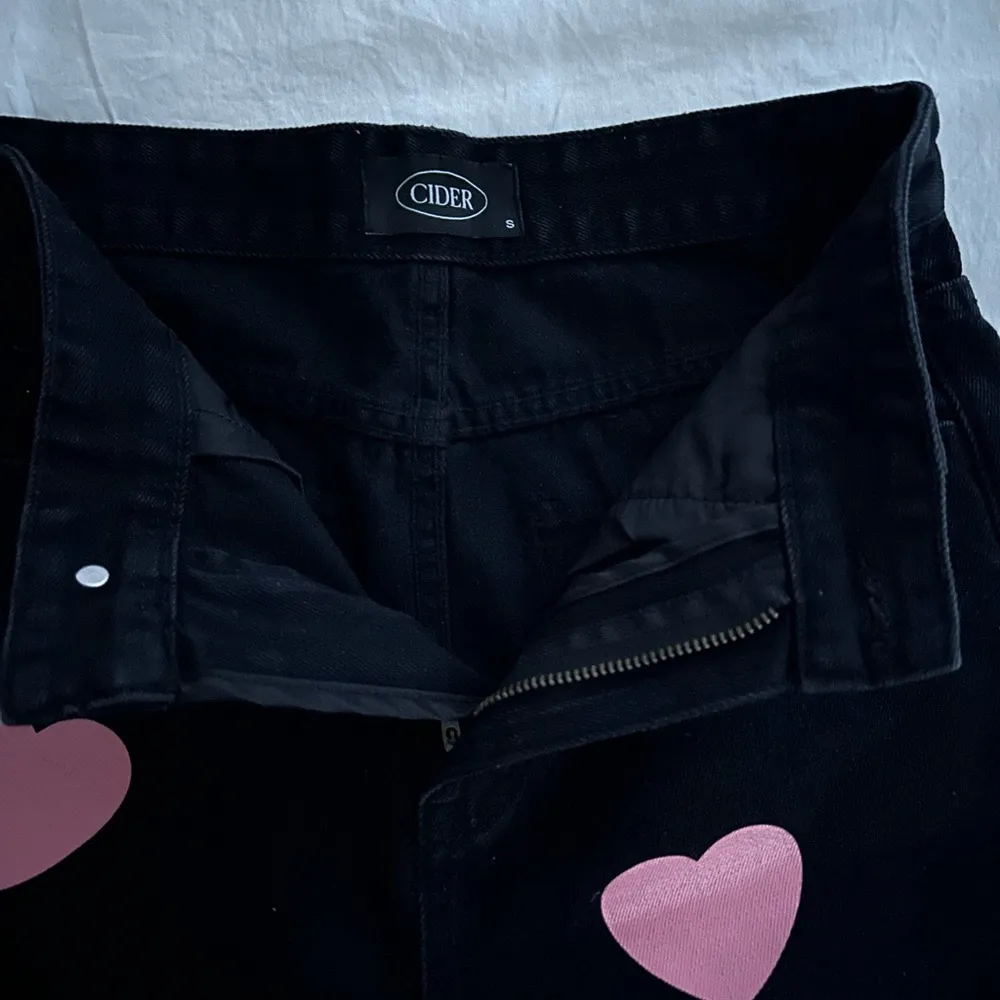 wide leg crop black jeans with pink hearts - Size Small - Image 2