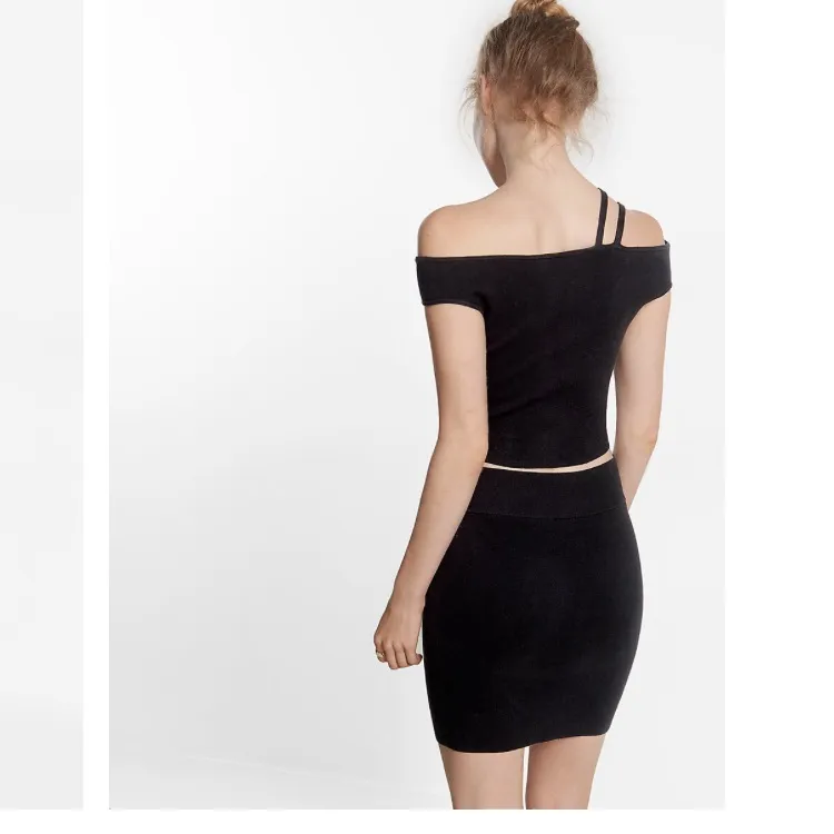 Asymmetrical Off The Shoulder Cropped Top - Image 4