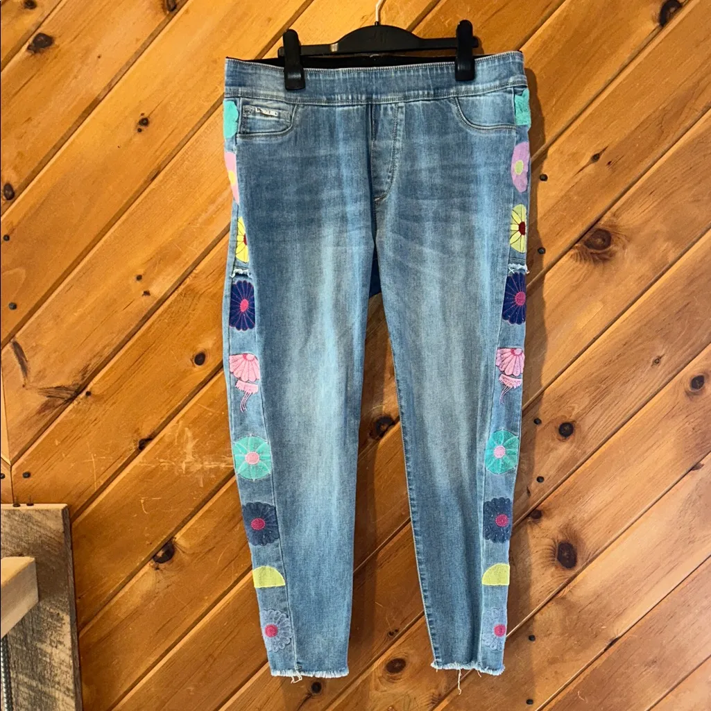 Coco + Carmen OMG Skinny Capri Jeans with Floral Side Embroidery - Image 4