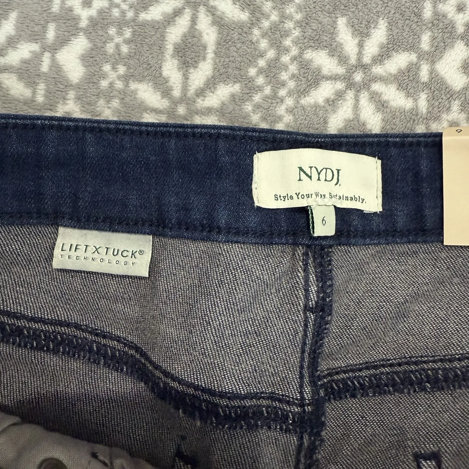 NWT NYDJ Kristie‎ 80's Bermuda Jean Shorts Inspire Wash Raw Hem Size 6 - Image 4